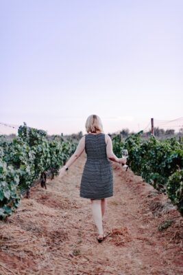 vrouw in wijngaard